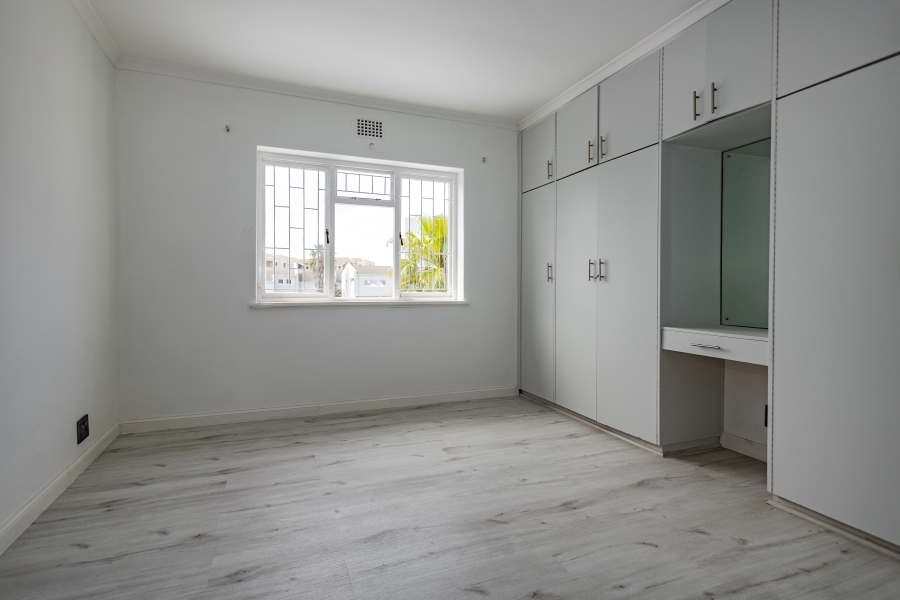 4 Bedroom Property for Sale in Bloubergrant Western Cape